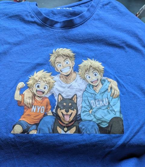 T-shirt bleu imprimé d'une famille dessinée en manga avec son chien